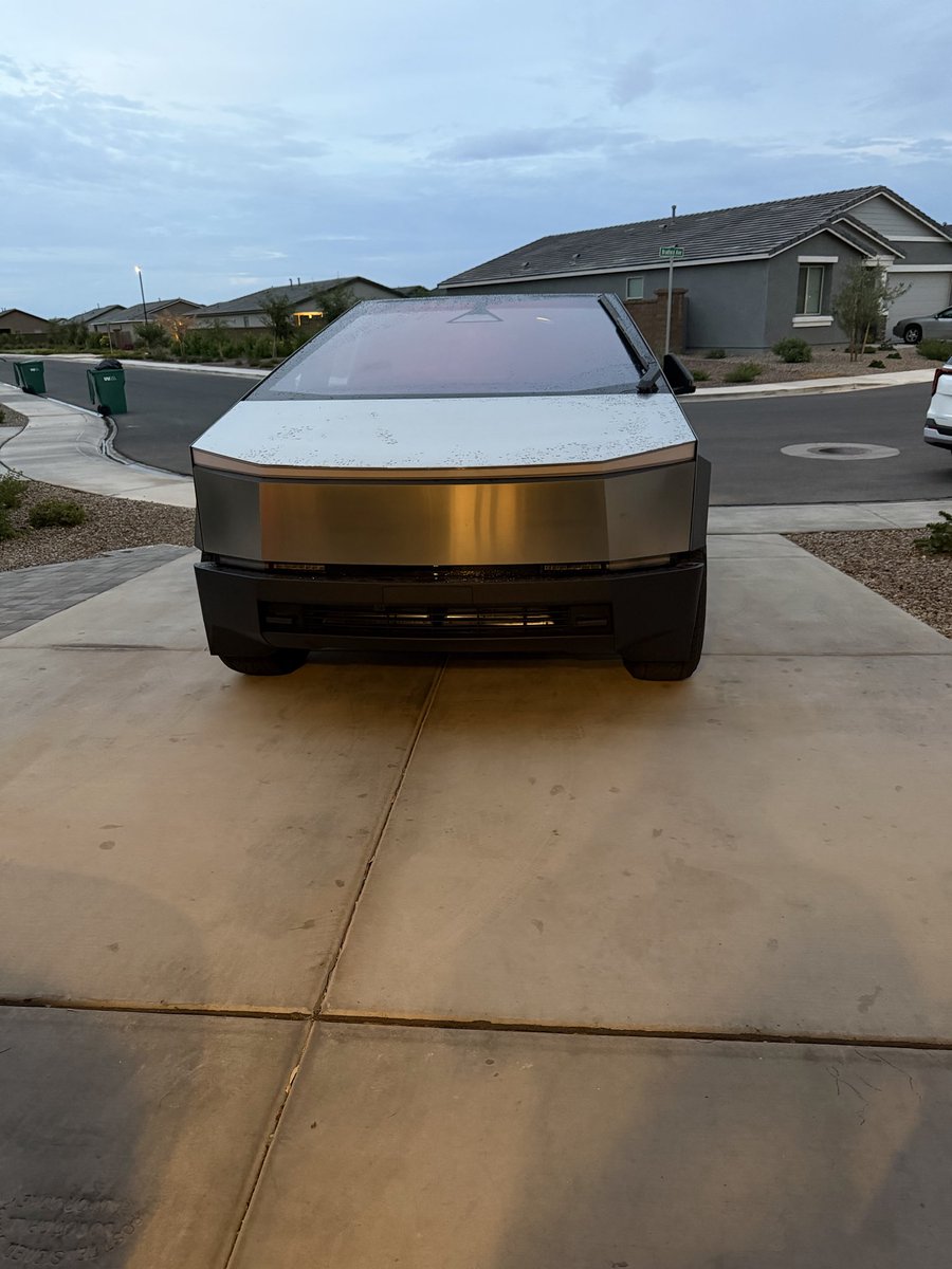 CyberHero32's tweet photo. Coming your way today @tesla_na for #TeslaDiner
Bringing some friends with #IronCoyote @cybertruck and #Onyx #ModelY
#RoadtripwithFam
#CDERT
#Cybertruck https://t.co/6sOXQcK6VO