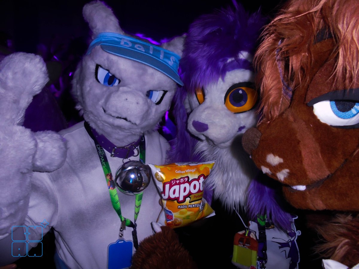 Myuuritsu's tweet photo. japota rave

📸: @CyanPyrra 
#FursuitFriday #IWAG2026 https://t.co/0RIRS1faLd
