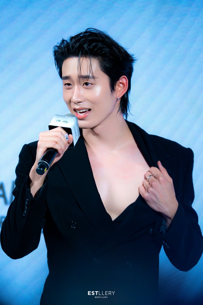 Estllery's tweet photo. หมาป่าที่เคยเดียวดาย! มันพึ่งได้ลองลิ้มรสความหวานของน้ำผึ้งแค่ 6 เดือนเองนะ!! 

🤣🤣🤣

EST OUR NEW PRESENTER   
#DRAllyxEst #DRAllyTheGrandPresenterxEst https://t.co/nMAIObEUje