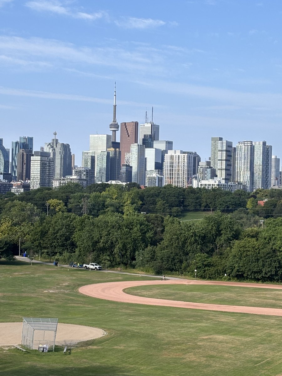 AnthonyFarnell's tweet photo. We are back into the clean air!!! Yesterday vs today at Riverdale Park in Toronto. https://t.co/C3dF7J4f55