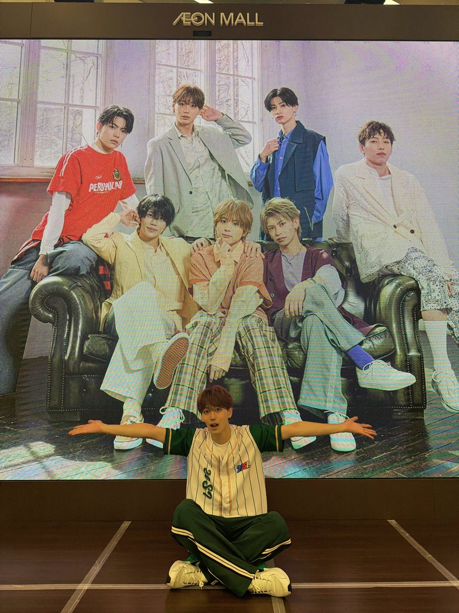 Yuto_20SI's tweet photo. 本日はフリーライブありがとうございました。

初めて上にお客さんがいたりしながらのパフォーマンスだったけどほんとに一緒に盛り上げてくれたみなさんに感謝でいっぱいです🈵

ほんとありがとうございました😭 https://t.co/ydq3PZ1q9e