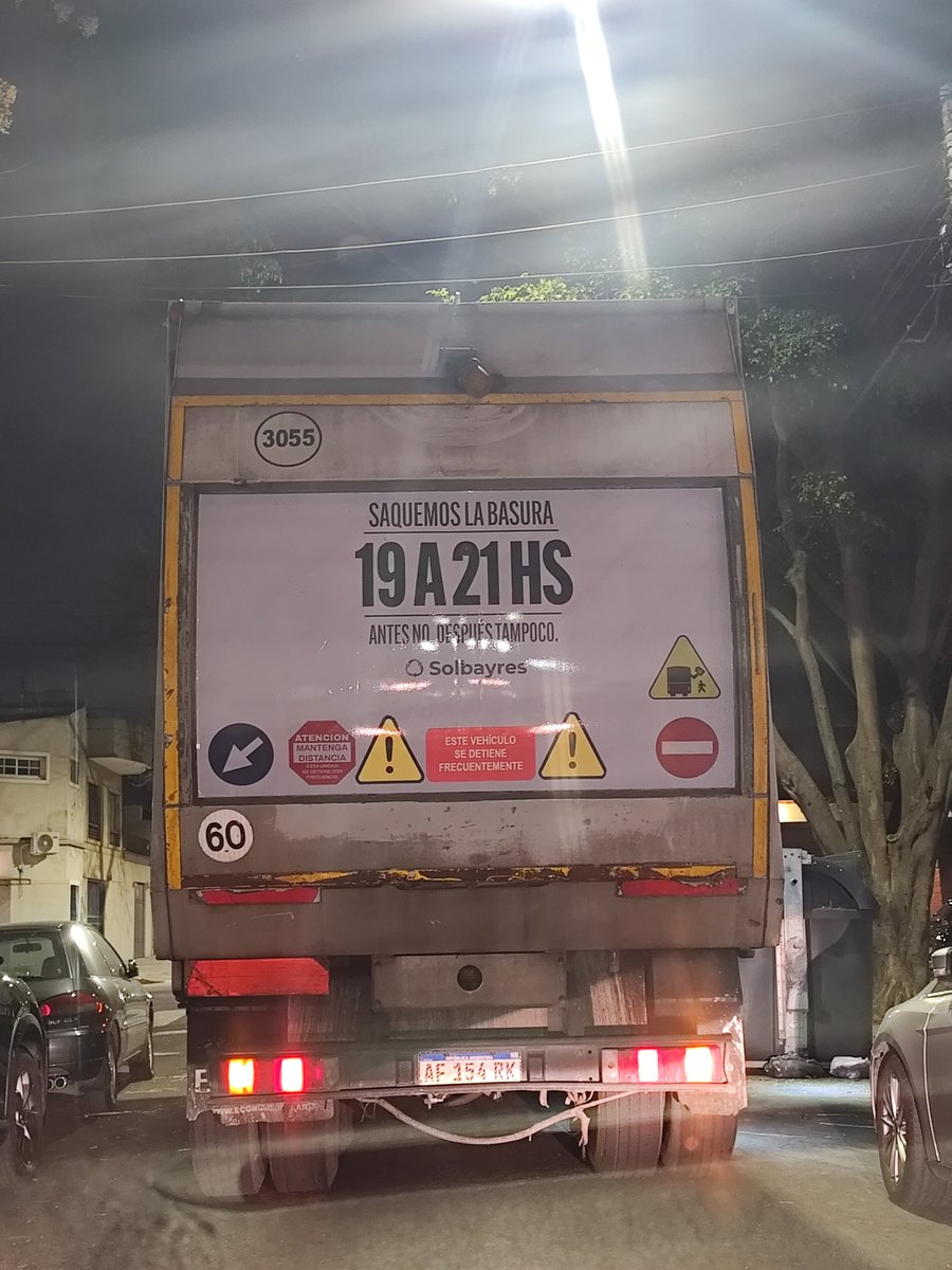 PelaSenor's tweet photo. Estimado: me explica cuál es el criterio por qué el cual, mientras que yo tengo que sacar la basura en un horario determinado,el camión recolector lo levanta a libre albedrío? Justo a esta hora,dónde el tráfico de los barrios se vuelve intenso para ir a trabajar..
@ibaistrocchi https://t.co/K6SHxAnkaP