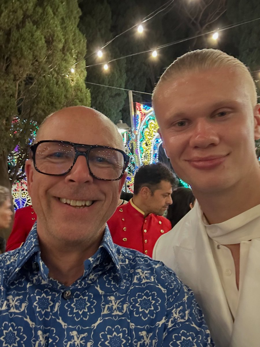 portalerlingbr's tweet photo. Haaland e Dylan Jones (jornalista) recentemente no desfile da Dolce Gabbana na Itália. https://t.co/aTczvf19Xw