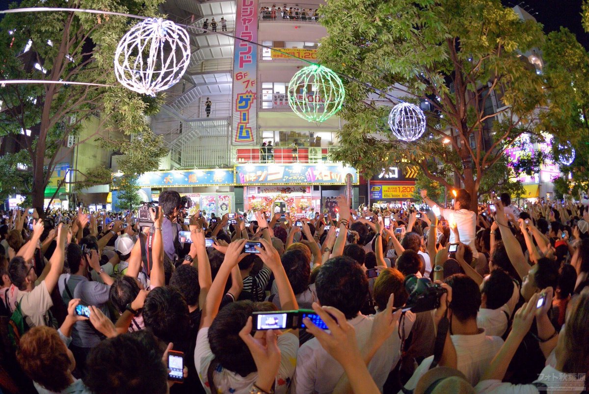 PhotoAkiba's tweet photo. そういえば前田敦子さんがAKB48を卒業したのが2012年8月27日なので今日で14年でした。
秋葉原では膨大な数の写真で広告スペースが占拠され多くの人も集まりました。 https://t.co/CvhXJVLUdg