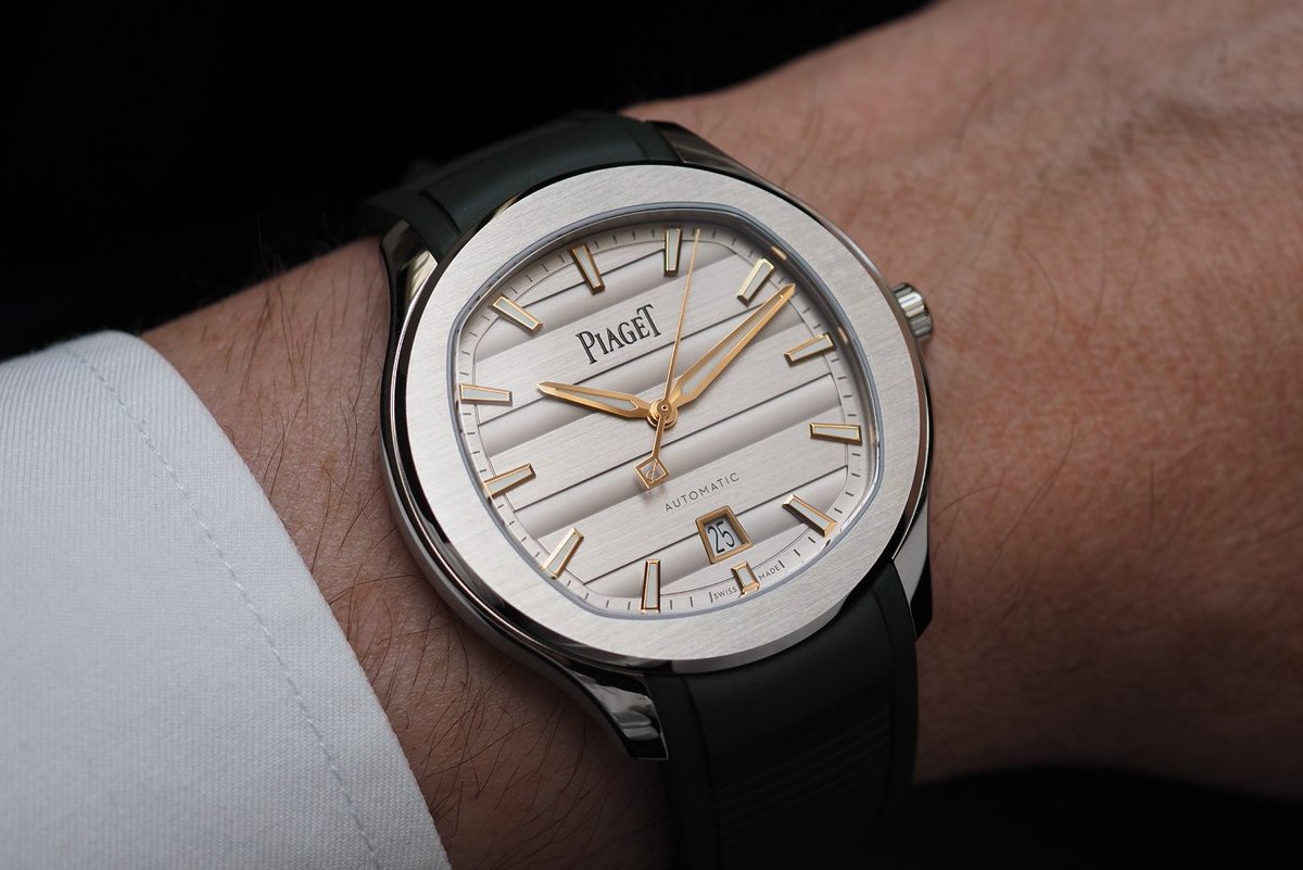 time_watches's tweet photo. Up close with the new Piaget Polo Signature Date watch at the Pisa 1940 flagship store. Iconic gadroon dial, khaki green rubber strap, and perfect daily versatility. Explore our full photo gallery at https://t.co/HKXlSRoUGF https://t.co/w2VYxNVGVN