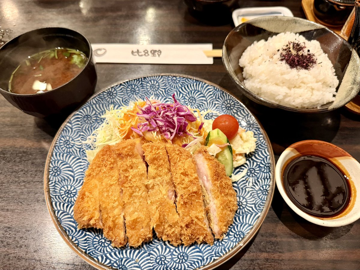 Bakuguitar's tweet photo. 久しぶりの味噌かつ！うまい！赤だしが沁みる！
味噌だれはシャバシャバよりドロドロを推す。赤だしは、暑くて汗をかきまくる名古屋だからこそ広まった料理だと思われる。こっちで食べるとこれしかないと思うのに、関東、ましてや北海道では全く食べる気にならないのだ。 https://t.co/Ugn2iO9qg0
