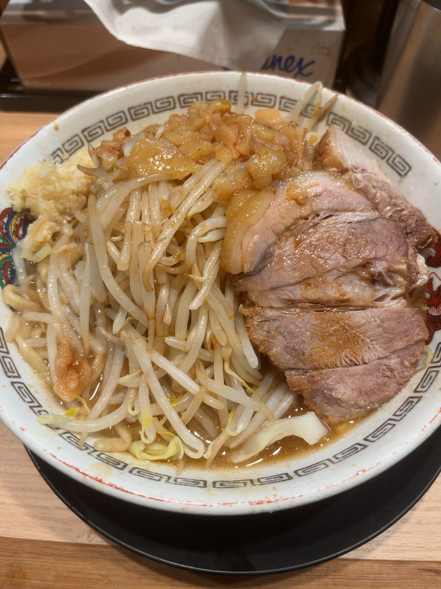 Hello_Nameko's tweet photo. 豚山名古屋太閤口店、小ラーメンニンニクアブラカラメ、豚ガチャ大当たり、豚山は太閤口が一番うまい気がする。外に出てみたら涼しかった。 https://t.co/XBCZPTEWqC
