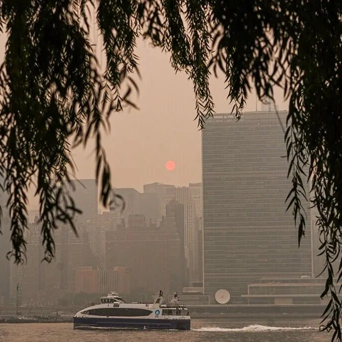 gztcom's tweet photo. 🔴Kanada'daki orman yangınlarının dumanı New York'u kapladı  

📌Şehir turuncu renkli bir sis tabakasıyla örtüldü https://t.co/LK4kW3u7lM