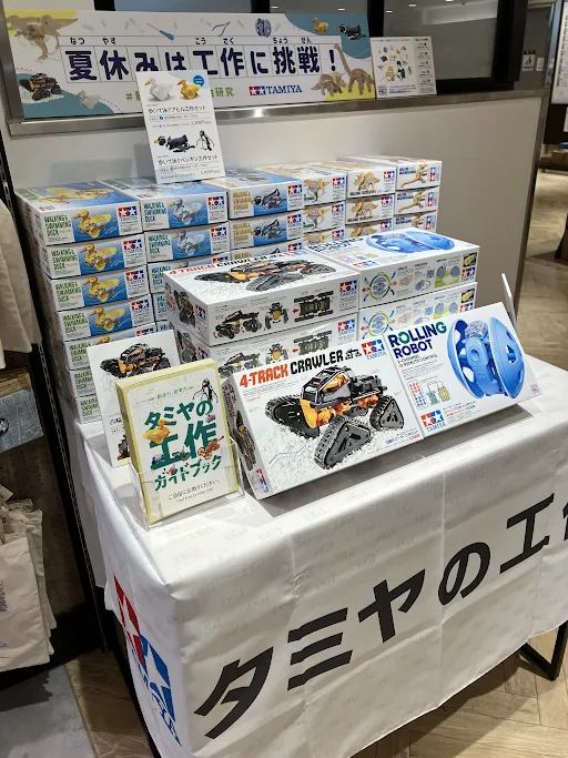 工作】 模型で有名なタミヤの工作セット、コミック売場近くにござい