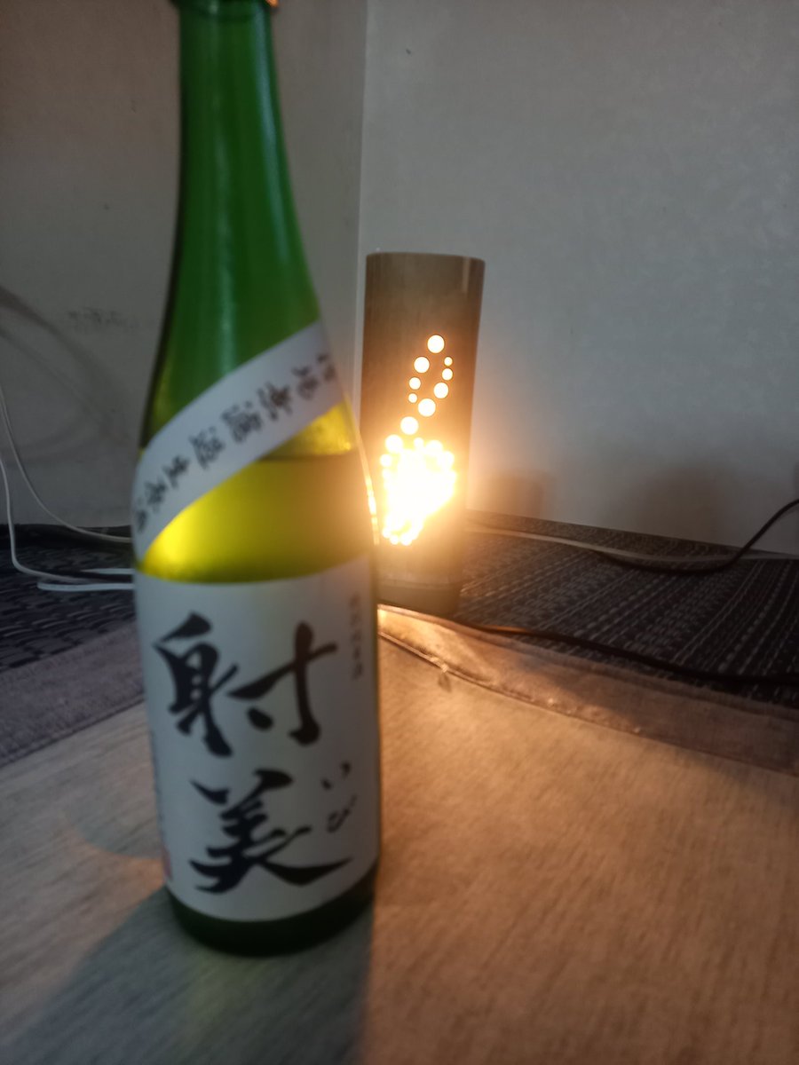 MTsuka0716's tweet photo. ヤバい😅
希少なお酒調子に乗って、3本も開栓しちゃいました🎵
って、言うのも昨日ちょっと記念日でして。。。あれも飲もうか？これも飲もうか？って、感じで😅
親子4人(俺、嫁、息子✕♂2)ですが😅

まっ、四合瓶ですけどね✋️
それぞれ特徴があり、それぞれまいぅ～😋でした✋️ https://t.co/YdDfQA47TZ