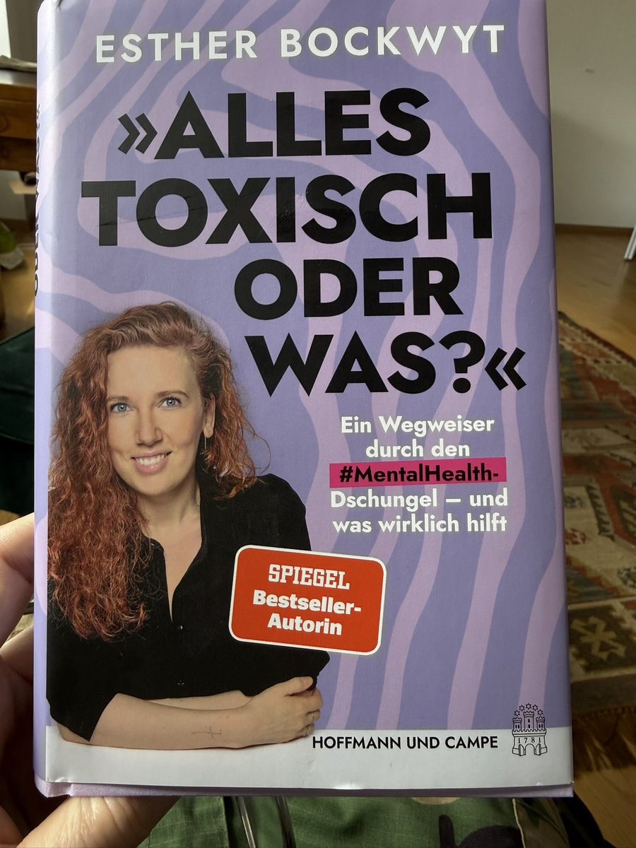 andrzej_HFTS's tweet photo. @estherbeeee Klasse !!!!
Schade dass ihr Buch nicht ins Polnische übersetzt wurde.
„Spojrzenie wstecz na własne dzieciństwo niesie więc ze sobą ryzyko, że – pod wpływem aktualnych trendów – zaczniemy postrzegać samych siebie jako osoby skrzywdzone lub trwale naznaczone, a własne dzieciństwo interpretować jako znacznie trudniejsze, niż było naprawdę.

Może to prowadzić do emocjonalnego oddalenia się od rodziców, którzy przecież byli naszymi pierwszymi i najważniejszymi osobami przywiązania, a ich obraz w pewnym stopniu nadal żyje w nas jako część naszej psychiki.

Dlatego psychoanalityk Wolfgang Schmidtbauer uważa, że człowiek, który oczernia swoich rodziców, w pewnym sensie automatycznie umniejsza również samego siebie.

Z jednej strony takie schematy wyjaśniające dają odpowiedź na nasze niezadowolenie i życiowe problemy. Wiara w to, że miało się trudnych rodziców, może uwolnić od zabarwionego depresyjnie poczucia, że to my sami jesteśmy wszystkiemu winni.

Z drugiej jednak strony takie przekonanie na dłuższą metę nie wzmacnia poczucia własnej wartości, a w najgorszym przypadku może nawet sprzyjać depresji, ponieważ zakłada, że człowiek został trwale negatywnie ukształtowany już we wczesnym dzieciństwie.“
