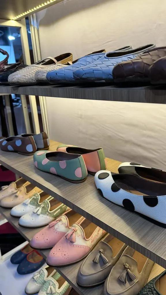 softieeraaa's tweet photo. Gak nyangka nemu flatshoes lokal brand yang desainnya super unik &amp; luxury look, tapi harganya affordable banget 🤍🎀 https://t.co/r5xJciPcbK
