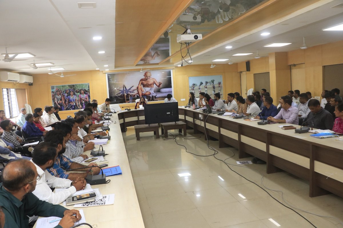 collectorcu's tweet photo. 📍 કલ��ક્ટર ગાર્ગી જૈનના અધ્યક્ષસ્થાને “જન સંવાદથી જન વિકાસ” અભિયાન માટે શહેર અને ગ્રામ્ય વિસ્તારોમાં પ્રાપ્ત લોકસૂચનોની સમીક્ષા કરી. દરેક સૂચનને પ્રાથમિકતા આપીને ગુણવત્તાયુક્ત વિકાસ આયોજન માટે માર્ગદર્શન આપવામાં આવ્યું. 

@CMOGuj @InfoGujarat

#JanSamvadThiJanVikas #Chhotaudepur https://t.co/H5dwUk8H9w