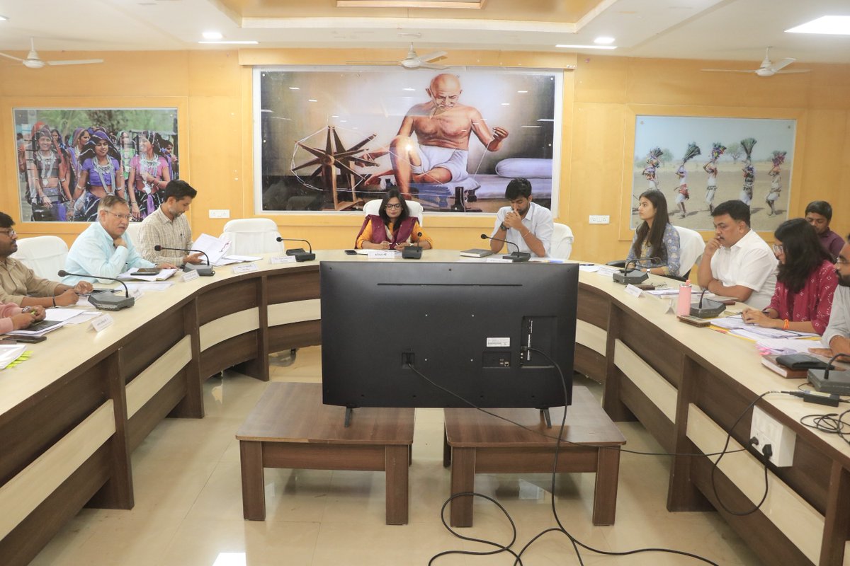 collectorcu's tweet photo. 📍 કલ��ક્ટર ગાર્ગી જૈનના અધ્યક્ષસ્થાને “જન સંવાદથી જન વિકાસ” અભિયાન માટે શહેર અને ગ્રામ્ય વિસ્તારોમાં પ્રાપ્ત લોકસૂચનોની સમીક્ષા કરી. દરેક સૂચનને પ્રાથમિકતા આપીને ગુણવત્તાયુક્ત વિકાસ આયોજન માટે માર્ગદર્શન આપવામાં આવ્યું. 

@CMOGuj @InfoGujarat

#JanSamvadThiJanVikas #Chhotaudepur https://t.co/H5dwUk8H9w