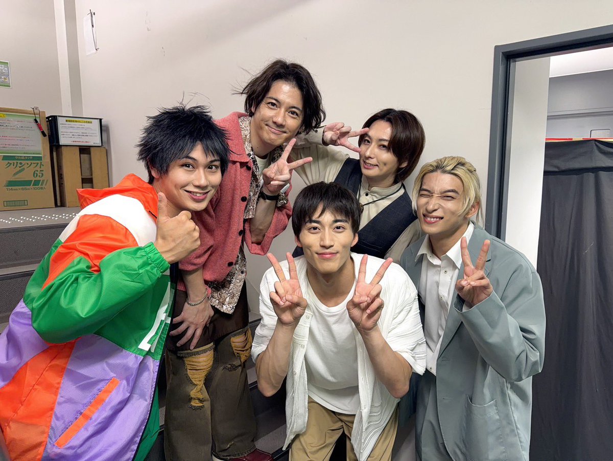 miso_jiro's tweet photo. 舞台『遺言』
最高の初日でした!!!

ご来場いただいた皆様、誠に有難う御座いました!!!

なんか、、、めちゃくちゃ感動した!!!

本当にいい座組。
カーテンコール終わって太郎が感慨深くなってるのを見て、俺も感慨深くなったし、マジで最高の初日でした!!!

明日からもお客様にしっかり届くよう全力で生きます。

#舞台遺言
#リリクエ
#中村誠治郎