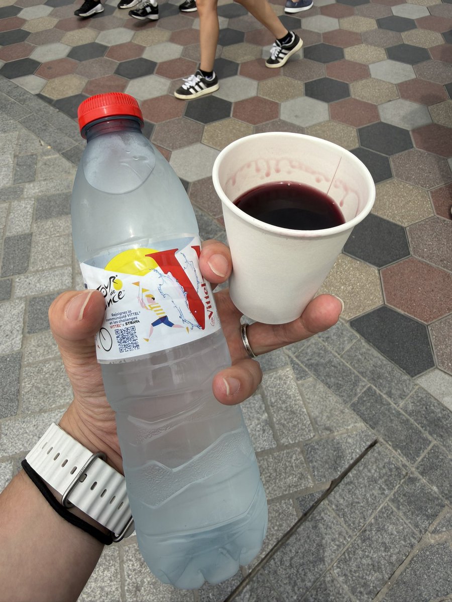 toomickey's tweet photo. 初めてフランス語だけで頼んだ（もう飲んでる） https://t.co/U9Uu6PuEzn