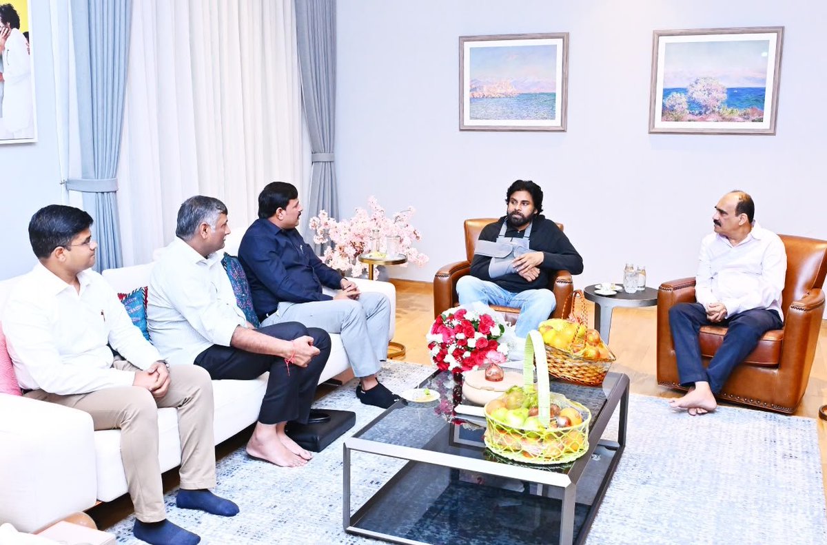 JanaSenaParty's tweet photo. కుడి భుజానికి శస్త్ర చికిత్స చేయించుకున్న ఉప ముఖ్యమంత్రి శ్రీ @PawanKalyan గారిని శుక్రవారం సాయంత్రం ఉప సభాపతి శ్రీ రఘురామ కృష్ణం రాజు @KRaghuRaju గారు, పలువురు ఎమ్మెల్యేలు, నాయకులు, నిర్మాతలు, న్యాయవాదులు, మీడియా సంస్థల నిర్వాహకులు కలిసి పరామర్శించారు. శ్రీ పవన్ కళ్యాణ్ గారి ఆరోగ్య పరిస్థితిని అడిగి తెలుసుకున్నారు. శ్రీ పవన్ కళ్యాణ్ గారిని కలిసిన వారిలో శాసనసభ విప్ శ్రీ బొమ్మిడి నాయకర్ @BNayakar_JSP , మాజీ మంత్రి శ్రీ బాలినేని శ్రీనివాసరెడ్డి , ఎమ్మెల్యేలు శ్రీ నిమ్మక జయకృష్ణ , శ్రీ గిడ్డి సత్యనారాయణ , శ్రీ అరవ శ్రీధర్, కడప అర్బన్ డెవలప్మెంట్ అథారిటీ చైర్మన్ శ్రీ ముక్కా రూపానంద రెడ్డి, జనసేన నేతలు శ్రీ తాతంశెట్టి నాగేంద్ర, శ్రీ గంజి చిరంజీవి, ప్రముఖ నిర్మాత శ్రీ నవీన్ ఎర్నేని, ప్రముఖ న్యాయవాది శ్రీ అశ్విన్ కుమార్, మహా న్యూస్ సీఎండీ శ్రీ మారెళ్ల వంశీకృష్ణ, ప్రైమ్ 9 సీఎండీ శ్రీ బండి రఘువీర్ శ్రీనివాస్, సీఈఓ శ్రీ వెంకటేశ్వర రావు తదితరులు ఉన్నారు.