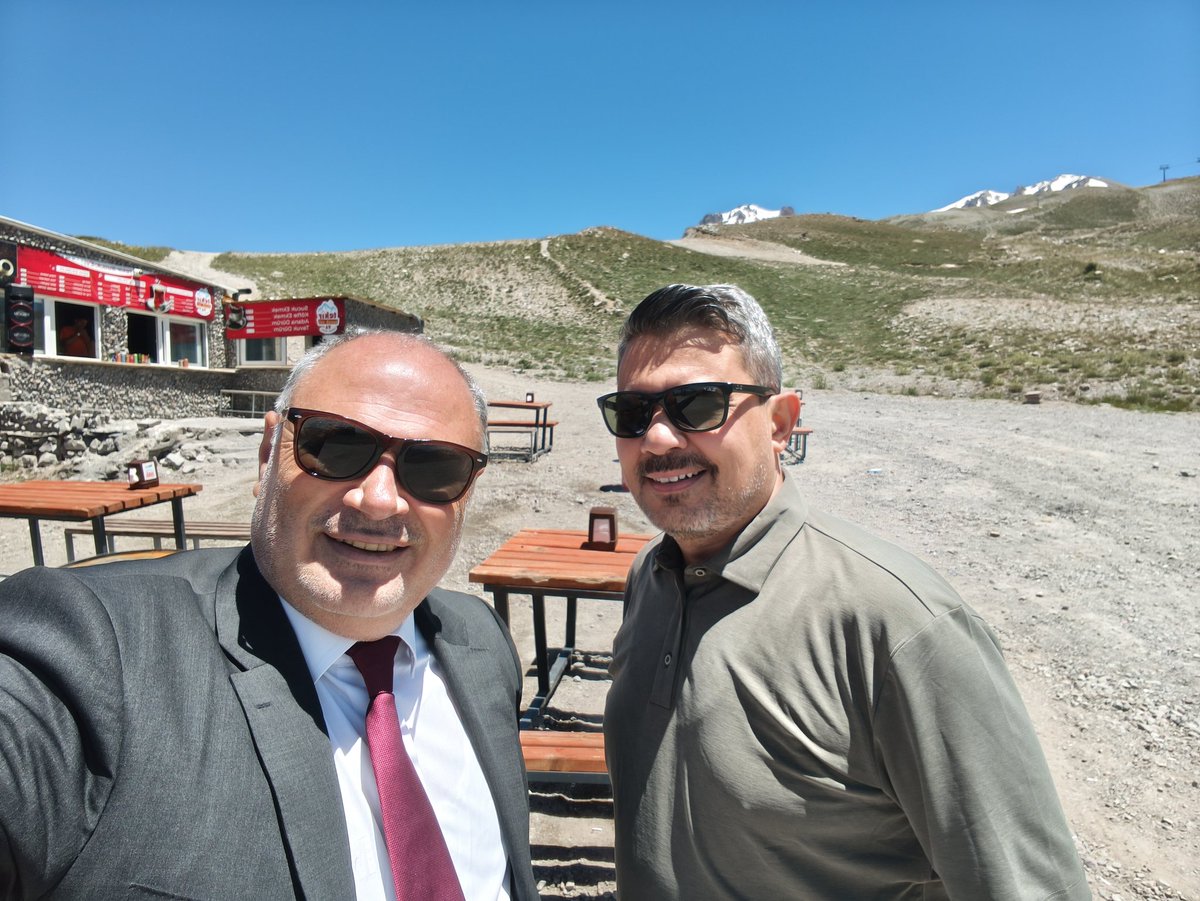 SKoyulhisar's tweet photo. Erciyes, heybetiyle insana hep " ulaşılmaz " görünür.

Zirvesindeki karı, vakarı ve sessizliğiyle sanki herkesi uzaktan selamlar. Ama insan, yüreğinde sevgi ve vefa taşıyorsa, en yüksek dağlar bile yol olur... https://t.co/X6VoZyyJlW