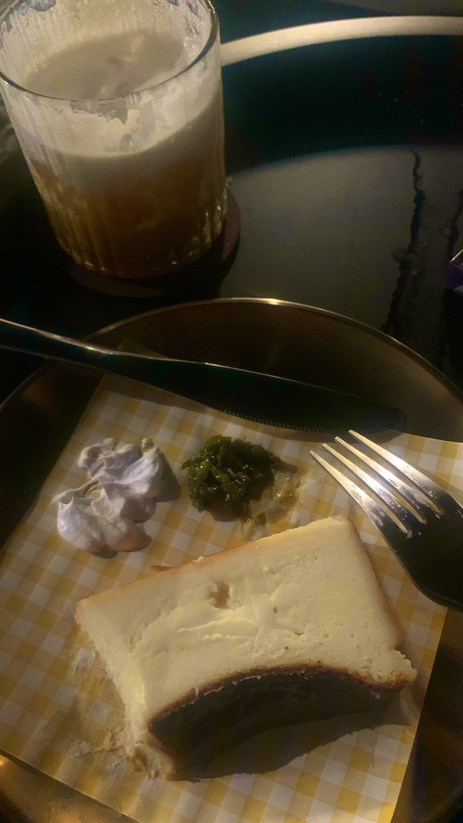 serubenersi's tweet photo. Dessert normal, cheesecake pake sambel ijo bjir https://t.co/4BPp90m0Gm