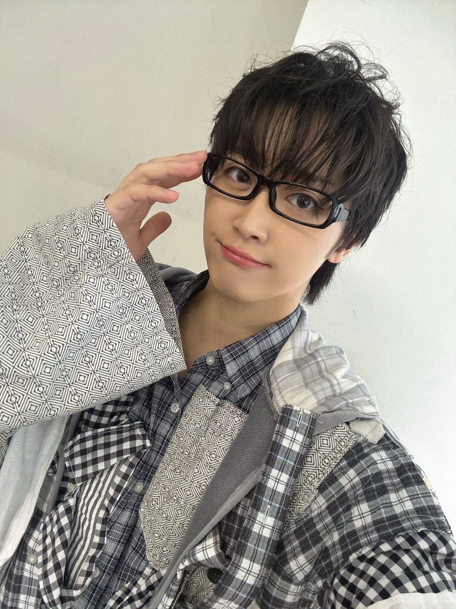 yusuke_takemoto's tweet photo. 舞台 #黎明ロマンティック 無事に初日の幕が上がりました！！！

長いようであっという間だった稽古期間、そしてゲネプロを終え皆様にやっとお届けできた事にまずは心から感謝と感動です🥲

大学生チームの空気感とかこの短期間ですごく変わりました！
明日からの公演も1公演1公演本気でぶつかってお届けしてまいりますのでよろしくお願い致します🙇