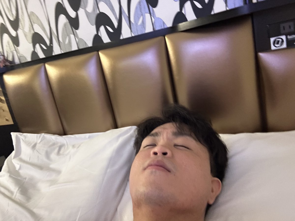 syom0's tweet photo. 隣 空いてるぜ？ https://t.co/nuCIgZrYbL