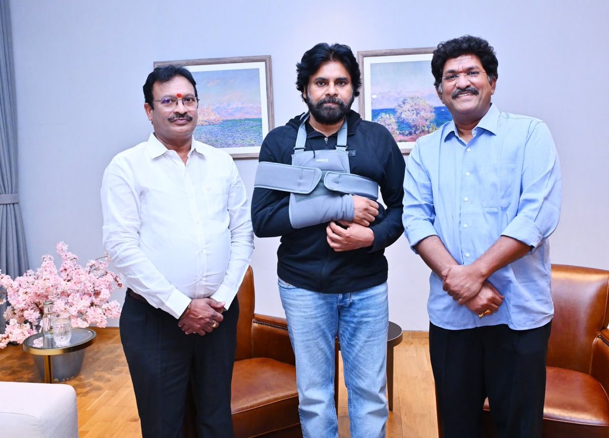 JanaSenaParty's tweet photo. @PawanKalyan @KRaghuRaju https://t.co/7vRML2fZH1