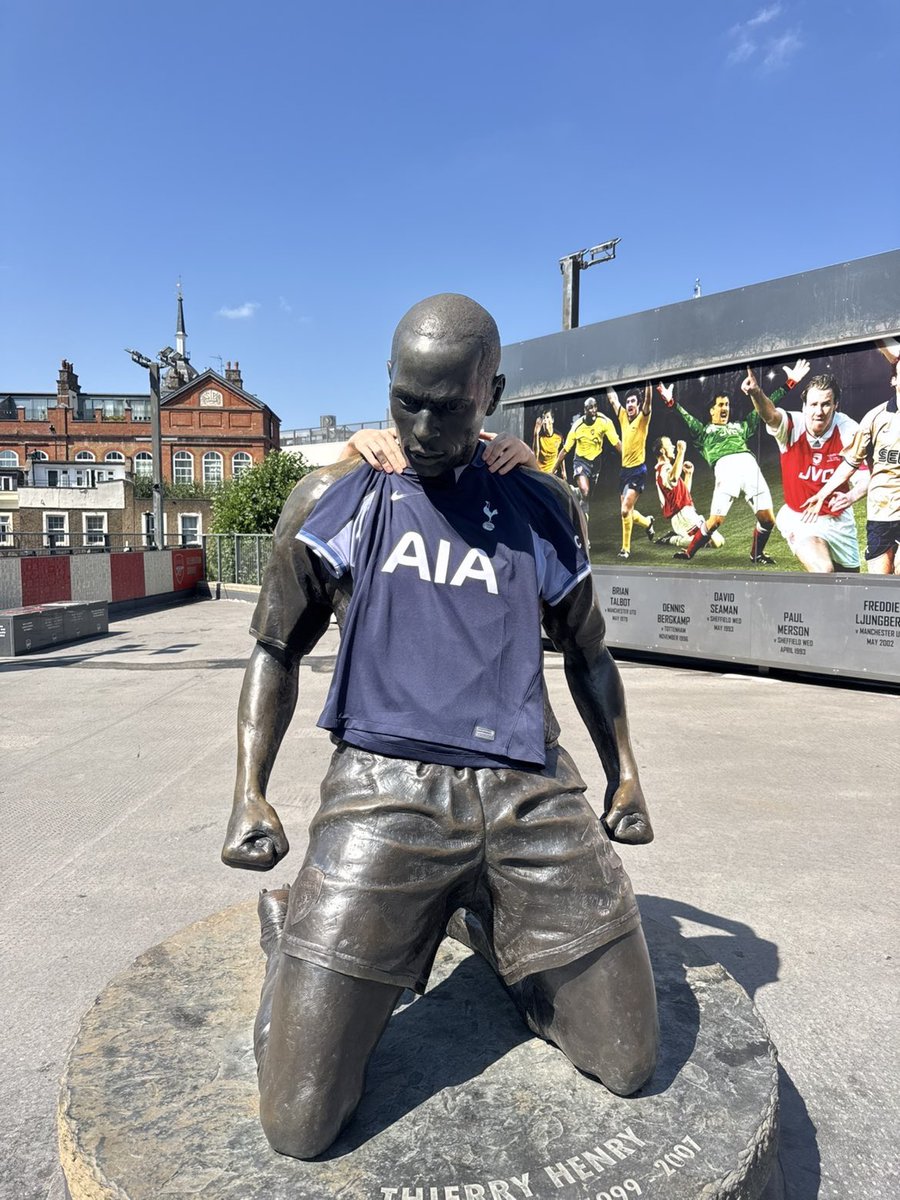 GrafewUno's tweet photo. Séjour à London fallait bien relooker Titi Henry 🤍 https://t.co/vZu4lHaUMs