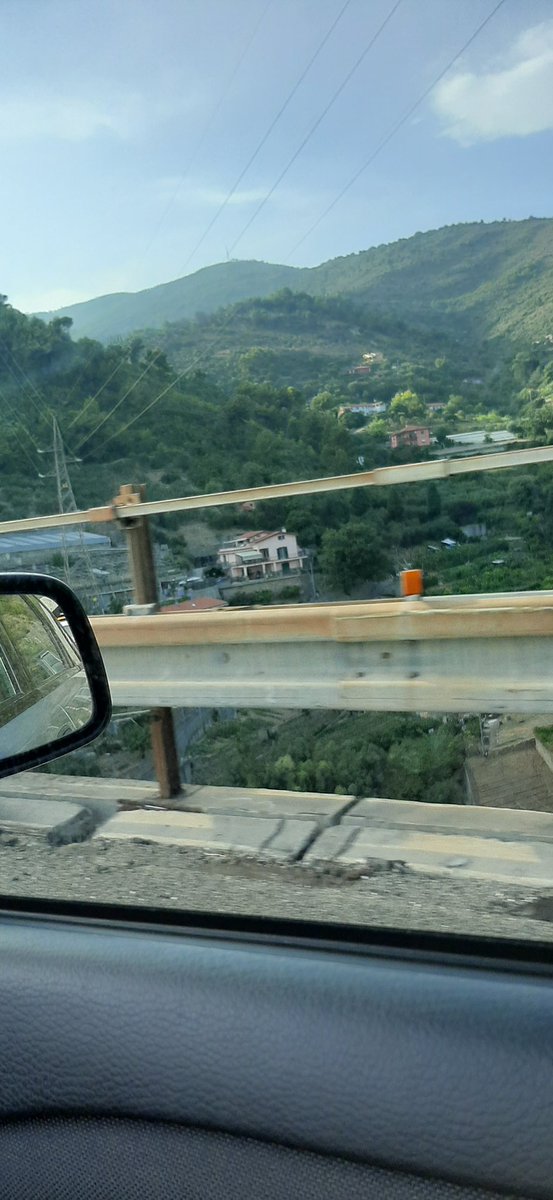 CristinaSilvi3's tweet photo. Autostrada dei fiori ....la più costosa d'Italia e sicuramente una delle più belle. E poi lo schifo su alcuni viadotti (anche belli alti) due pezzi di ferro buttati là. VERGOGNATEVI #autostrade https://t.co/9SWR1pPyZt