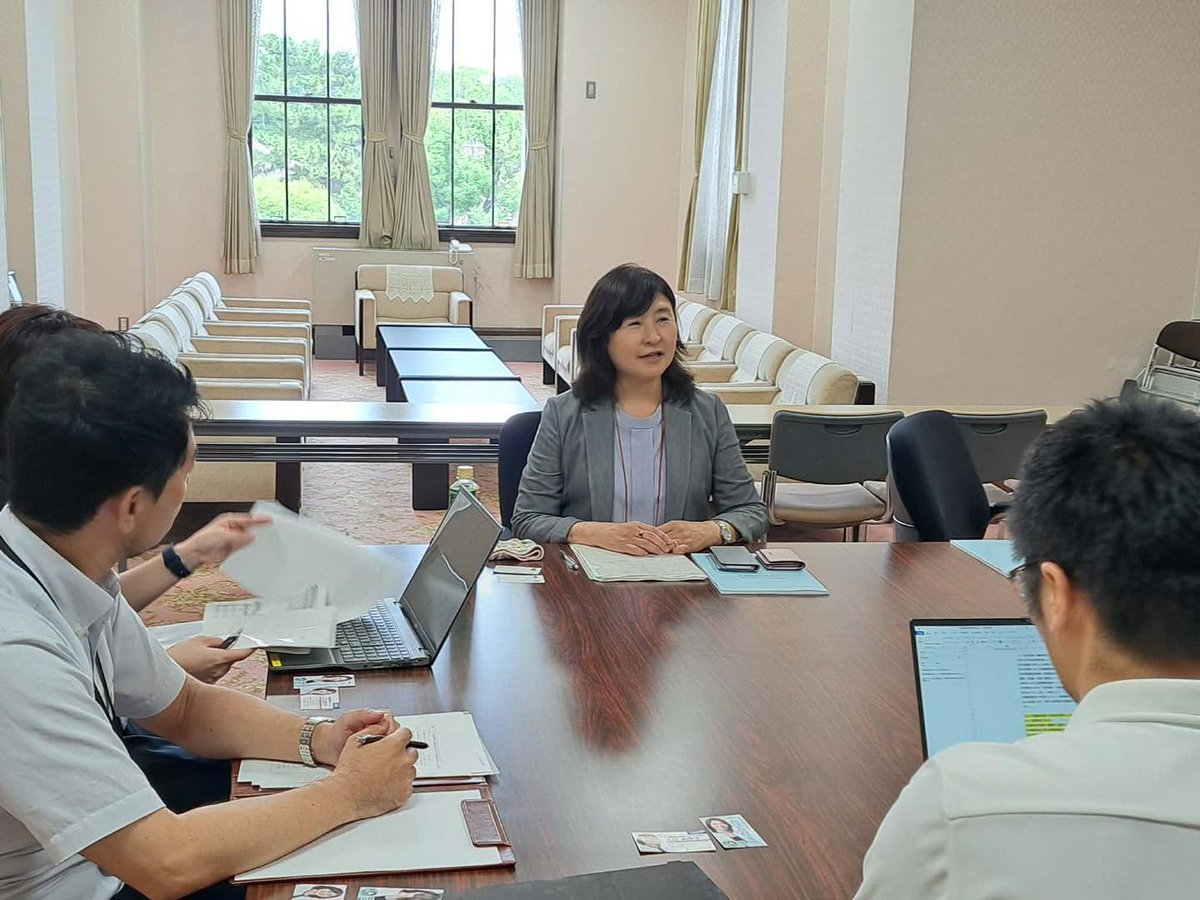 irie_akiko's tweet photo. 今週は9月代表質問の準備を進めながら、大阪府へ視察調査に出かけました🌸

🌸入江あき子 県政ダイジェスト 7/18号｜9月議会代表質問へ準備

📝今週のひとこと
今週は9月代表質問に向けての事前準備や大阪府への視察調査などで、あっという間の1週間でした。
プライベートでは、7/15に初孫が生まれ、対面してきました。

📝活動日誌
・7/11(土) 学習会に参加し、千葉県立美術館の企画展を鑑賞。馬橋の獅子舞を拝見
・7/13(月) 県議会報告夏号の編集会議。佐倉ふるさと広場のヒマワリ畑へ
・7/14(火) 9月代表質問の準備に着手。庭のブルーベリーが最盛期に
・7/15(水) 大阪府庁を訪問し、教育施策等の先進事例を調査
・7/16(木) 大阪府視察2日目。大阪公立大学などを訪問
・7/17(金) 都内の病院で初孫と対面

📝来週に向けて
来週は、代表質問で担当する部局の勉強会や農業団体の総会、県農林総合研究センター落花生研究所への視察を予定しています。
暑さ厳しき折、お身体に気をつけてお過ごしください。

続きはブログでご覧ください👇
https://t.co/fJ0xuR7LDV

#入江あき子 #千葉県議会 #佐倉市 #酒々井町 #代表質問 #大阪府視察