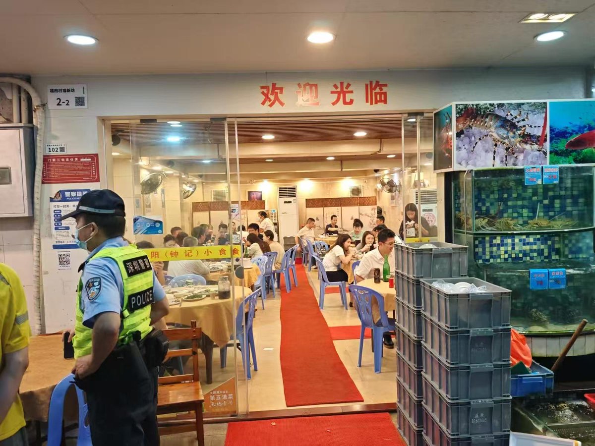 wodanggangqiang's tweet photo. 虐杀旺旺的凶手之一家里开的店，专门有警察在这里驻守担心有人闹事，居然还有这么多人在这里吃饭，广东人还是太团结了。 https://t.co/ZkQ3TxVnAs