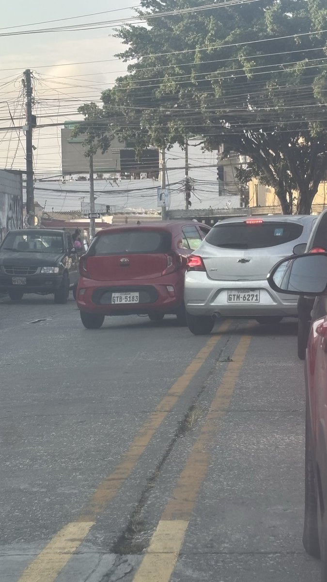 UnAsiatico's tweet photo. Doble y triple columna en la av Fermín Vera Rojas, llegando al semáforo de la Orellana. @ATMGuayaquil @ATM_Transito todos los días es lo mismo @teleamazonasec @EcuavisaInforma https://t.co/kQhKPU2y0E
