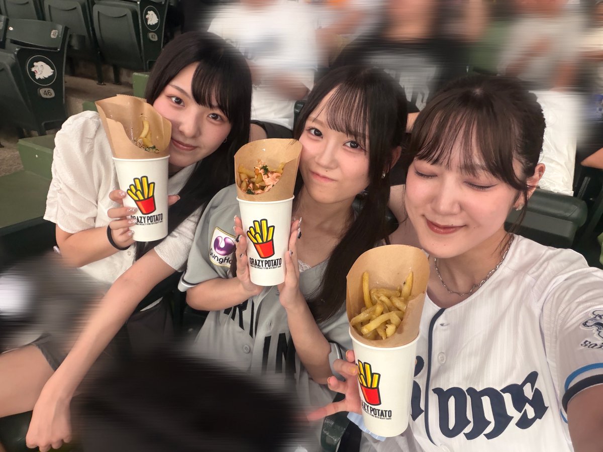 ozeki_mai's tweet photo. 昨日、橋田歩果ちゃんと村越彩菜ちゃんと
ベルーナ行ってきたよ〜❣️
ライオンズvsマリーンズです❤️‍🔥

野球の事以外にもたくさんお話できて
楽しかった！！💖(まいより)

#ロージークロニクル
#seibulions https://t.co/iU84GgP9oJ
