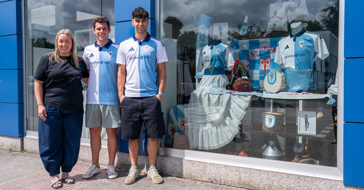 SD_Compostela's tweet photo. 🩵🤍 A nova camiseta do Compos, un recordo á historia 

📸 A nova indumentaria foi presentada esta mañá na tenda Bulideira, no barrio de San Lázaro

🙌 Á venta, a partir do luns na Tenda Oficial e en @futbolemotion

ℹ️ https://t.co/INAubzZUTm

📸 @nacho_castano_ https://t.co/AWDNCOcFEj