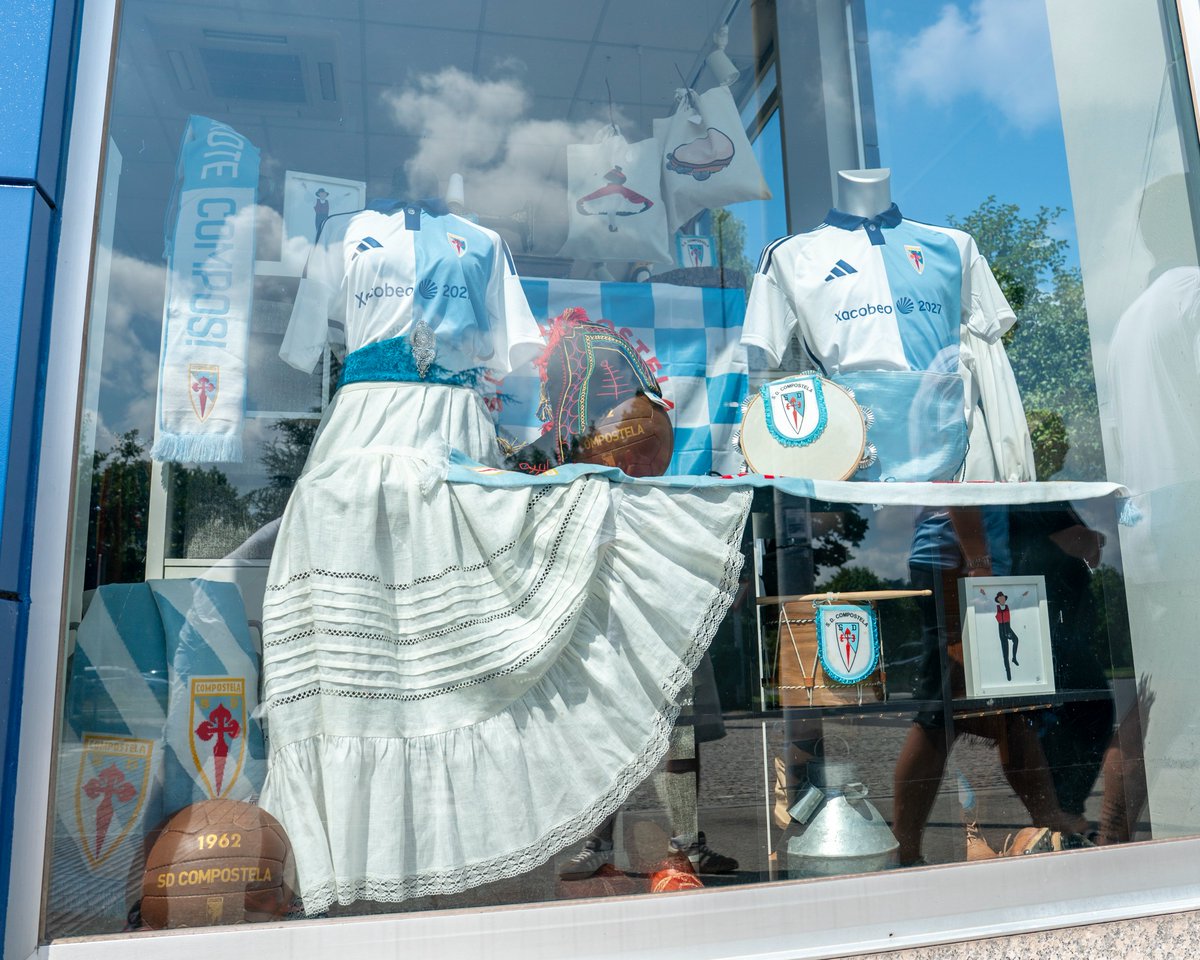 SD_Compostela's tweet photo. 🩵🤍 A nova camiseta do Compos, un recordo á historia 

📸 A nova indumentaria foi presentada esta mañá na tenda Bulideira, no barrio de San Lázaro

🙌 Á venta, a partir do luns na Tenda Oficial e en @futbolemotion

ℹ️ https://t.co/INAubzZUTm

📸 @nacho_castano_ https://t.co/AWDNCOcFEj