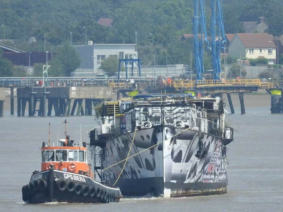 liquid_highway1's tweet photo. GPS Iberia with HMS President approaching Erith 

Photos by Krispen Atkinson and Anthony Laurent https://t.co/2zL2Jy9sqP