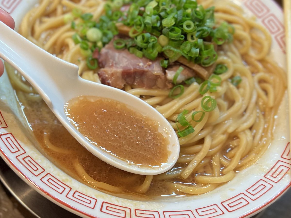 chakudon's tweet photo. 豚骨ラーメン 開王@八王子
皿豚骨+アブライス。輝道家&amp;ひら井ルーツの話題店。サウナで整い豚を吸収しに。平日18時並びなし。呼び戻しによる超濃縮豚骨。油も含めあえてのクサさ。うめぇえ〜〜。ストレートで力強い麺も相性ばっちり。ルーツ双方の良さを活かしつつオリジナルの一杯に昇華。 https://t.co/XaQaIjeRot