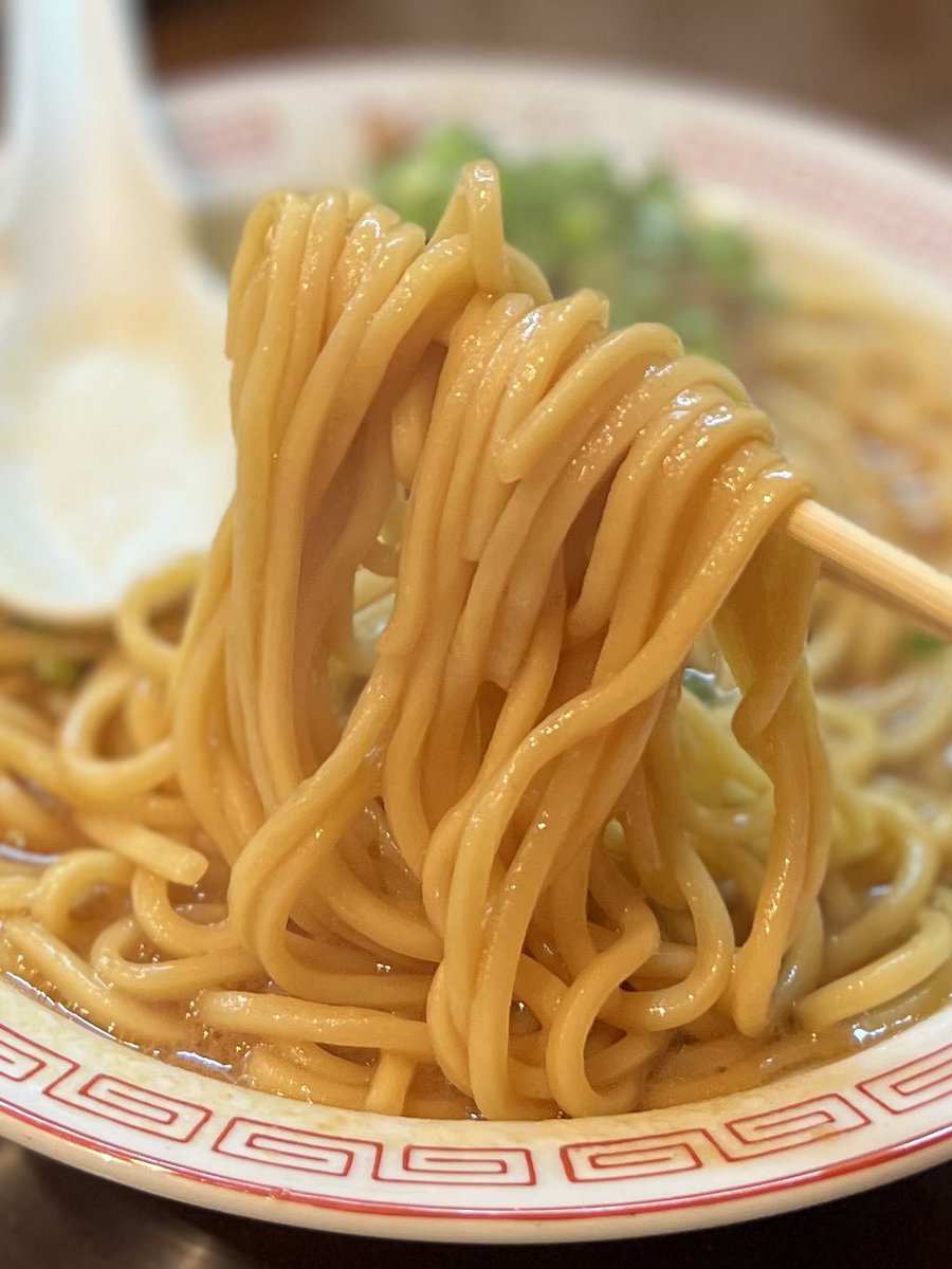 chakudon's tweet photo. 豚骨ラーメン 開王@八王子
皿豚骨+アブライス。輝道家&amp;ひら井ルーツの話題店。サウナで整い豚を吸収しに。平日18時並びなし。呼び戻しによる超濃縮豚骨。油も含めあえてのクサさ。うめぇえ〜〜。ストレートで力強い麺も相性ばっちり。ルーツ双方の良さを活かしつつオリジナルの一杯に昇華。 https://t.co/XaQaIjeRot