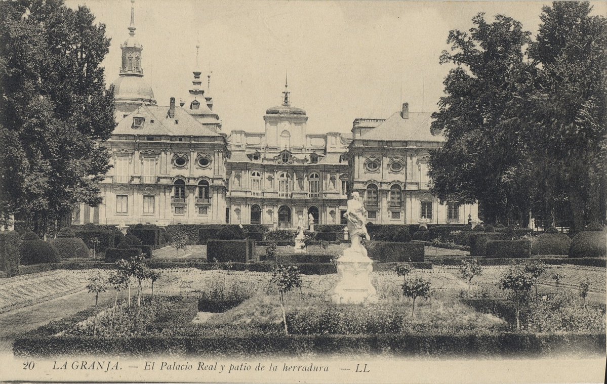 PatrimNacional's tweet photo. 🏰🧲El Patio de la Herradura del Palacio Real de La Granja de San Ildefonso, destaca por su arquitectura festiva, de abundante y ecléctica ornamentación✨

Miradlo en esta foto de 1910-1920 y, en la lejanía, en una vista del Real Sitio pintada por Brambila. https://t.co/NSOMiKNFlJ