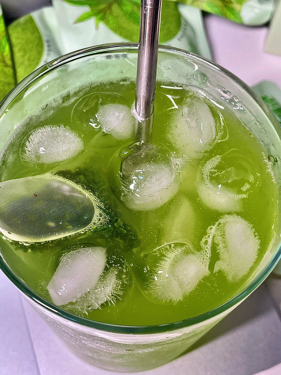 _unbekannt_x33's tweet photo. Just whipped up a 2-minute iced matcha latte! Whisk 1 tsp matcha + 2 tbsp hot water until smooth, top with cold oat milk u0026 ice—creamy, earthy, and perfect for afternoon pick-me-up. #EasyDrinks https://t.co/lEeecDNuEc