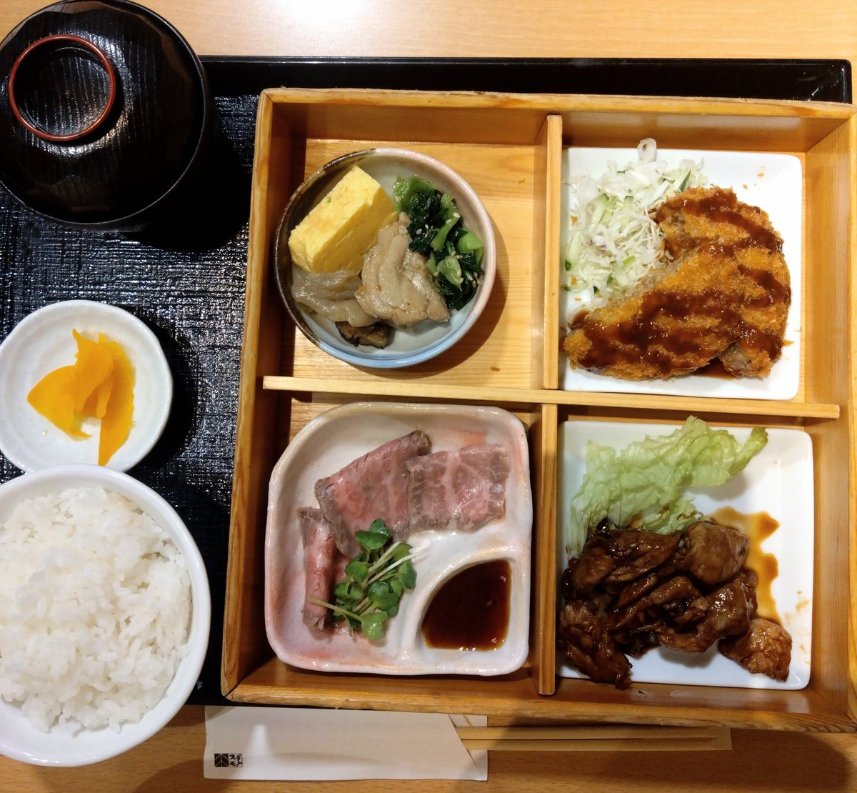 RinLyndow's tweet photo. 誕生日休暇2日目は友人とショッピングに行ってきました
お昼はお肉屋さんがやってるレストランで、トンテキ、ローストビーフ、メンチカツなどのランチ、昨日も今日もお肉ちょっと食べ過ぎ😅

そして今のところまだソラは出ていません😔 https://t.co/YtAwuRQ4v7