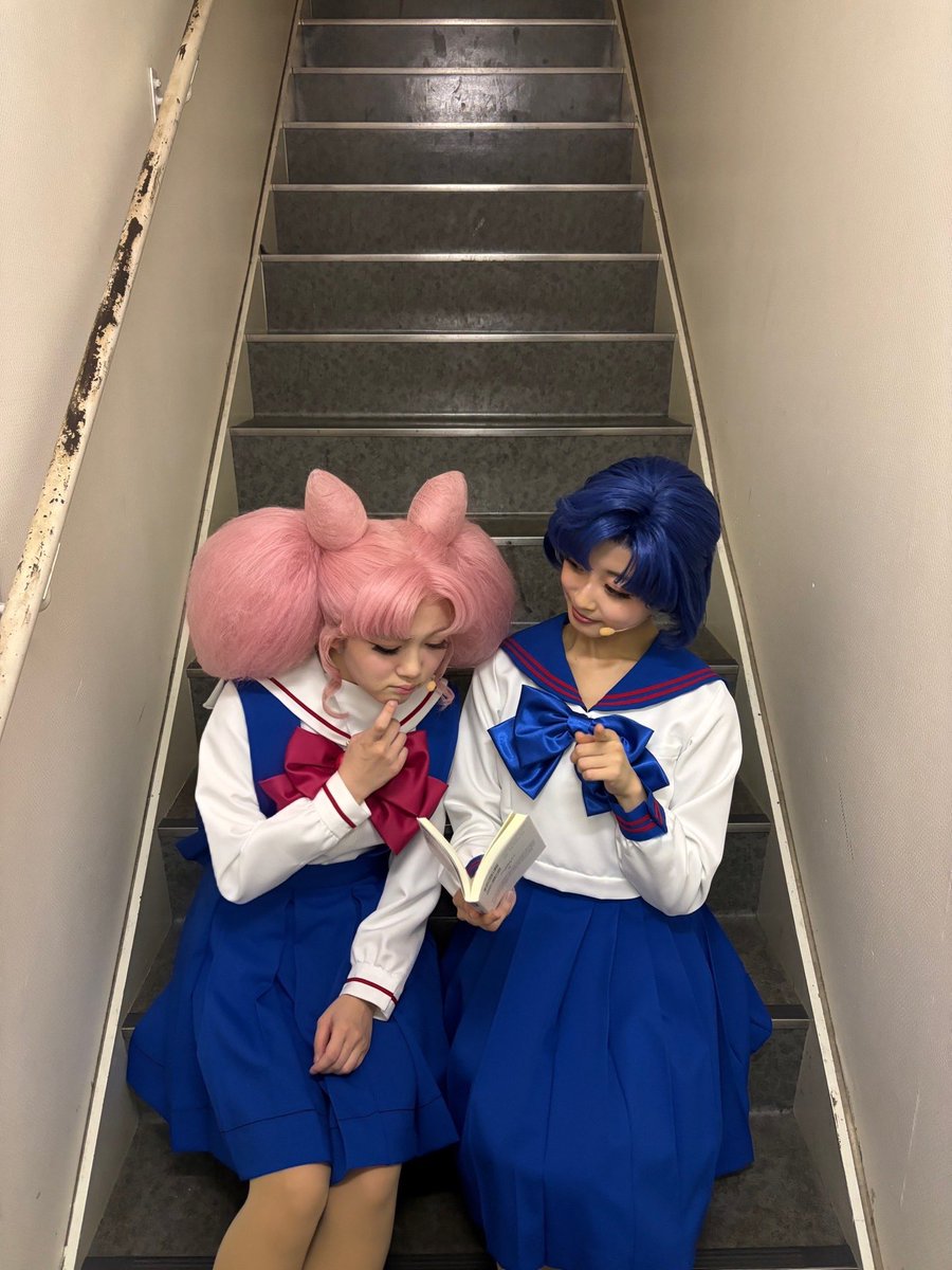 sumiremaruyama's tweet photo. #美少女戦士セーラームーン
Shining Theater Shinagawa Tokyo

本日はお足元の悪い中、ご来場いただき誠にありがとうございました☔️️🩵

今日は、ちびうさちゃんとお勉強🎶
素敵なレディになれるよう、お手伝いしようと思ったのだけれど……本が逆さまよ🤦🏻‍♀️

明日は3公演！品川でお待ちしております☺️
.

Thank you so much for coming to see us today despite the rainy weather ☔️🩵

Today, I spent some time studying with Chibiusa-chan 🎶
I wanted to help her become a wonderful lady, but…Your book is upside down 🤦🏻‍♀️

We have 3 shows tomorrow! 
See you in Shinagawa! ☺️

#prettyguardiansailormoonshiningtheater #shiningtheater #シャイニングシアター
