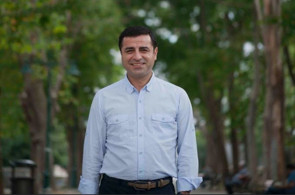 anti1346723's tweet photo. Bir anarşist olarak oy vermiyorum,seçimde aday olsa yine oy vermem, ancak güvenilir biri arıyorsanız o kişi Demirtaştır.

Hata yapar,yanılır ama kimseyi satmaz,kimseye ihanet etmez.dürüst,onurlu,bu ülkeyi ve milleti seven gerçek bir insan. https://t.co/9Tqowmbwvl