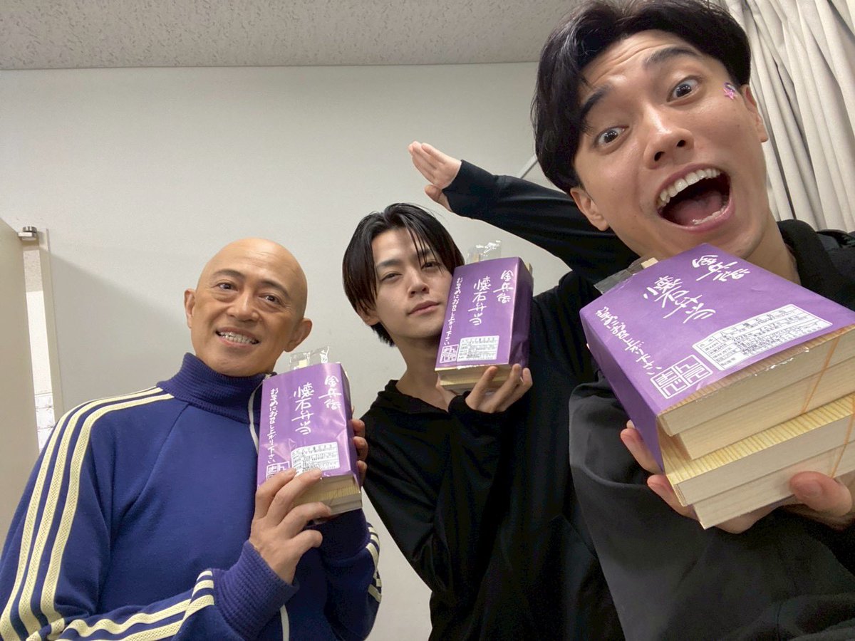 TREATMENT_MAN's tweet photo. 舞台「黎明ロマンティック」

初日ありがとうございました！！
皆様からの愛のお弁当！血となり肉となっております！
皆様からの愛のパネル！心のディフューザーとなっております！

明日からもあうるすぽっとでお待ちしております！

#黎明ロマンティック

ランダムチェキは私服と衣装！あるよん。 https://t.co/PFEDMLytdm