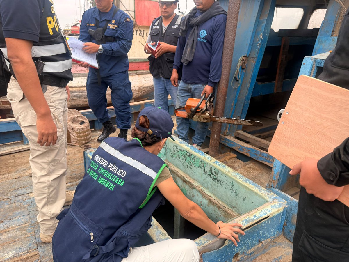 FiscaliaPeru's tweet photo. 🚨 #LoÚltimo | La Fiscalía  Especializada en Materia Ambiental (FEMA) del Santa consiguió la destrucción de tres embarcaciones pesqueras, incluidos sus motores y cabinas, qué habría sido utilizadas para actividades de pesca ilegal en el distrito de Nuevo Chimbote. https://t.co/ppcBM8JbUE