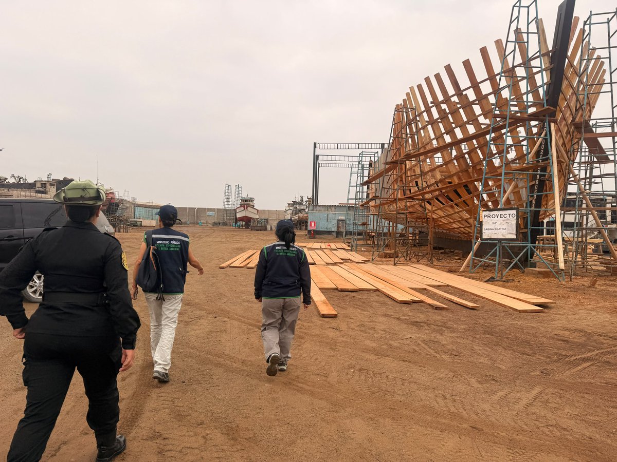 FiscaliaPeru's tweet photo. 🚨 #LoÚltimo | La Fiscalía  Especializada en Materia Ambiental (FEMA) del Santa consiguió la destrucción de tres embarcaciones pesqueras, incluidos sus motores y cabinas, qué habría sido utilizadas para actividades de pesca ilegal en el distrito de Nuevo Chimbote. https://t.co/ppcBM8JbUE