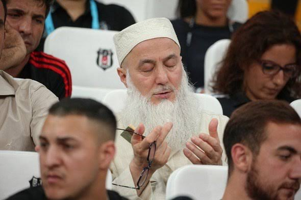 UmprosiSt's tweet photo. Salah sonrası her maç tribünde şöyle takılacağız. https://t.co/t3cl4gY99v