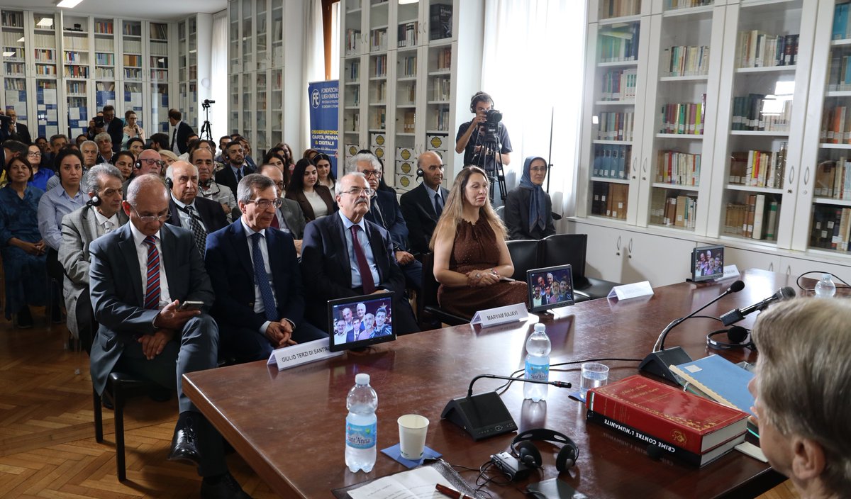 Maryam_Rajavi_F's tweet photo. Le régime en Iran a gaspillé près d’un demi-siècle depuis la révolution antimonarchique. Au lieu d’investir dans le développement démocratique, il a mis ce temps à mettre en place des programmes nucléaires et à construire des cités de missiles. En conséquence, l’économie iranienne est aujourd’hui en chute libre. 

Depuis des années, la croissance économique est négative. Depuis des années, l’économie a perdu sa capacité à créer des emplois. La monnaie est devenue l’une des plus faibles au monde. Les infrastructures du pays ont été détruites. L’environnement s’est dégradé à plusieurs égards. De nombreuses villes, dont la capitale, souffrent de graves pénuries d’eau.

Un pays qui dispose d'immenses réserves de pétrole et de gaz n'est même pas capable de subvenir à ses propres besoins énergétiques. En plaçant l'économie sous le contrôle des gardiens de la révolution et de fondations liées à Khamenei, ce régime a détruit la classe moyenne et le secteur privé indépendant.