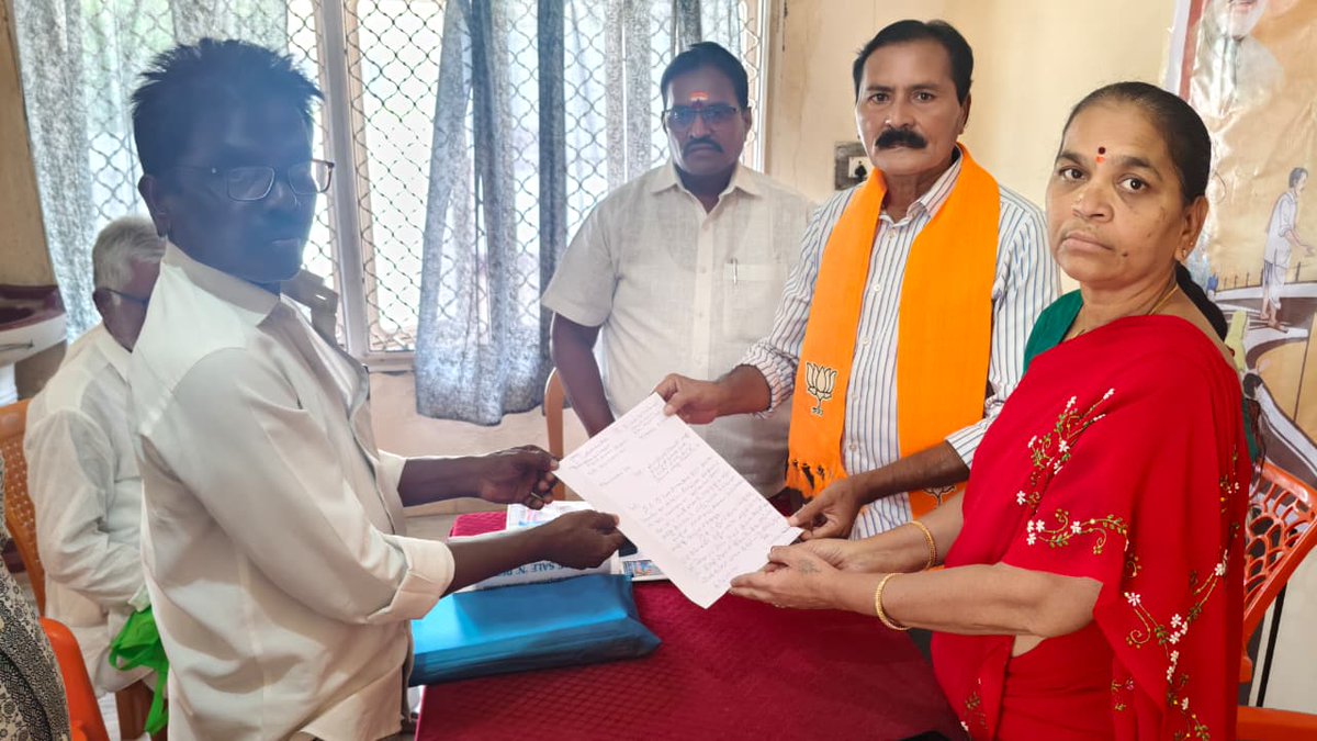 BJP4Andhra's tweet photo. జనతా వారధి కార్యక్రమంలో భాగంగా కడప జిల్లా కార్యాలయంలో వివిధ ప్రాంతాల నుంచి వచ్చిన ప్రజలు తమ సమస్యలను బిజెపి నాయకుల దృష్టికి తీసుకురాగా, సంబంధిత శాఖల అధికారులతో మాట్లాడి త్వరితగతిన పరిష్కరించేందుకు కృషి చేస్తామని భరోసా ఇచ్చారు.
#JanataVaradhi https://t.co/ai4Rumg8PU