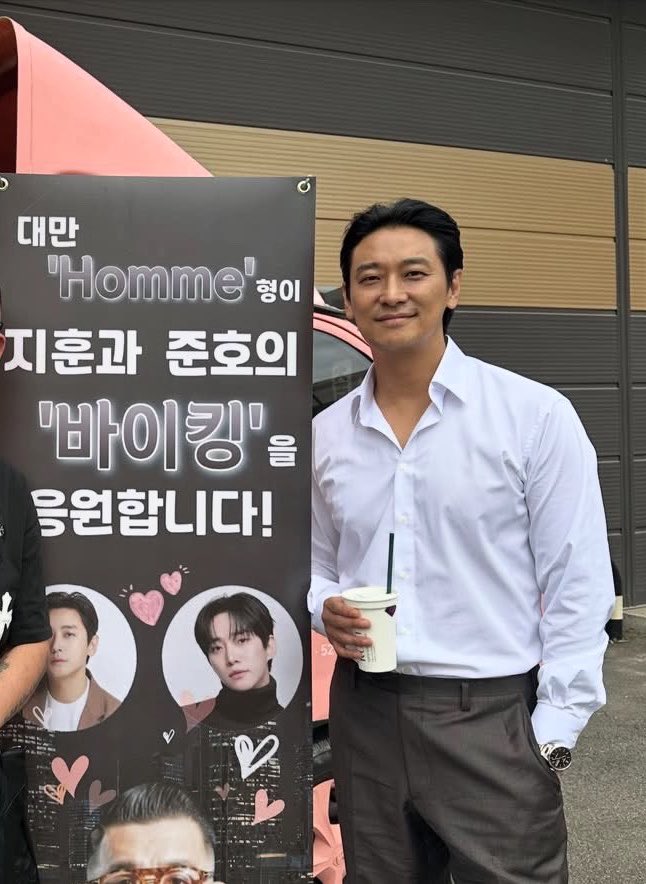 jujihoonglobal_'s tweet photo. Ju Ji Hoon today! 😍 It’s a support truck for him and Lee Jun Ho for <Buy King>✨

📸 Tsaihomme (Threads)

#jujihoon #주지훈 https://t.co/WIGObaNNRl