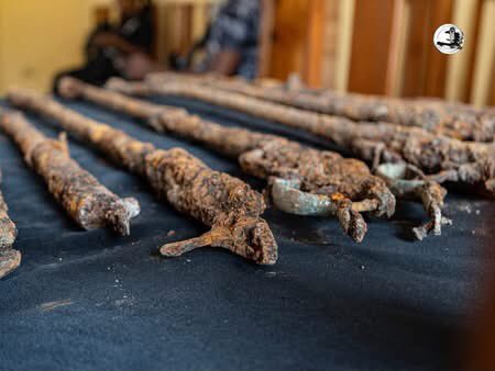 NOVAHAITIMEDIA's tweet photo. Une importante collection d'armes d'époque a été mise au jour à Grande-Rivière-du-Nord, précisément sur les vestiges d'un ancien fort situé dans la propriété de l'Église Baptiste Conservatrice. Face à cette découverte majeure, le Bureau national d'Ethnologie (BNE) a immédiatement dépêché une équipe sur les lieux.Sous la direction d'Erol Josué, directeur général de l'institution, cette mission d'urgence s'est entourée d'experts sectoriels, notamment l'archéologue Dr Joseph Sony Jean. Ensemble, ils ont entamé les travaux d'évaluation scientifique et l'inventaire minutieux de ces pièces historiques.
Source : Bureau National d'Ethnologie